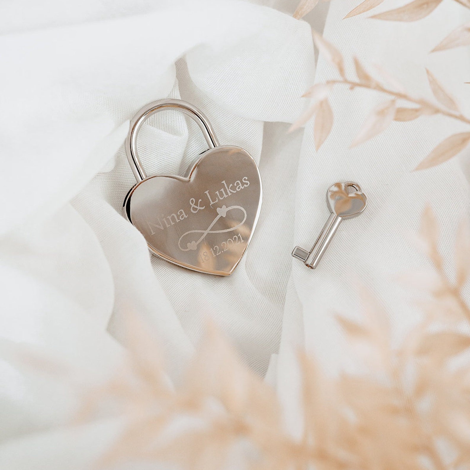 Personalized Love Lock with Engraving for Unique & Love | JNSDec51