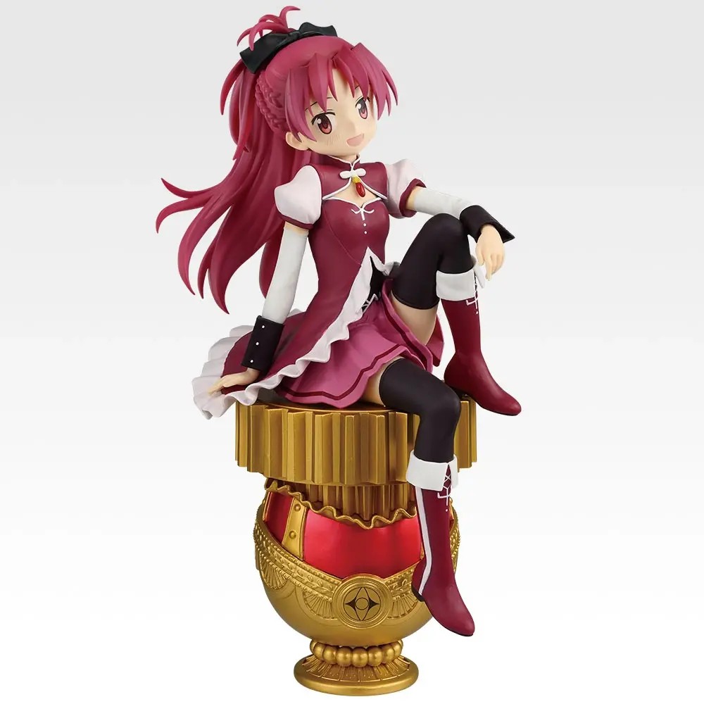 D Prize Sakura Kyoko Dioramiquemaster figure sitting on a gold pedestal with a red panel, one knee raised, with long red hair tied with a black ribbon and a red outfit with tall boots