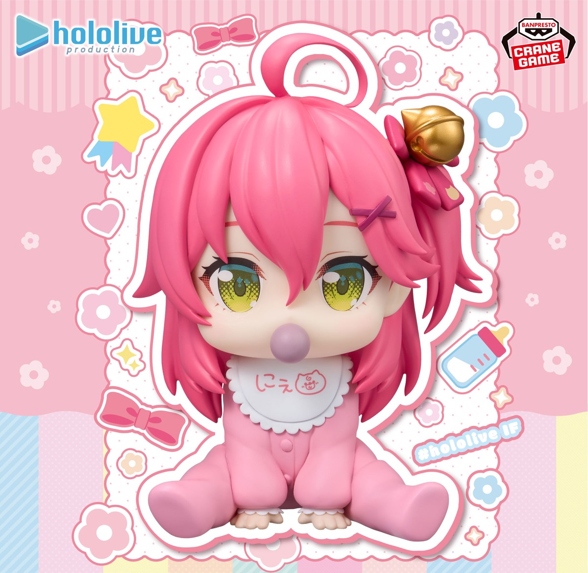 Official Banpresto key visual of the Holobabies Sakura Miko prize figure, seated in a pink onesie and bib inside a pastel frame with baby-bottle and bow decorations