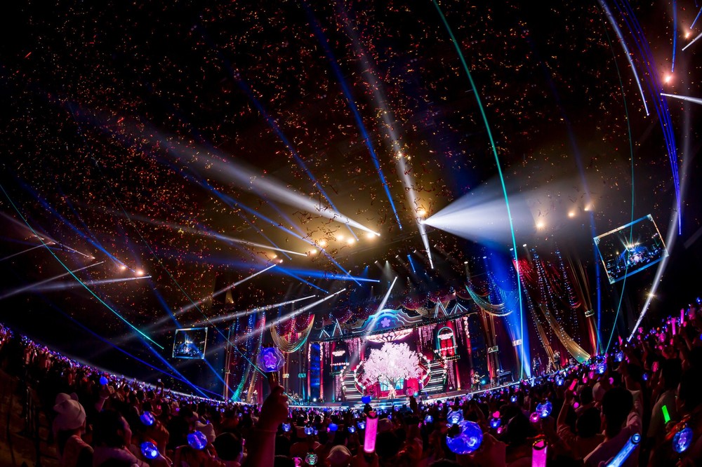 Sakura Miko 2nd Live Blooming Parade concert stage with lights and a cheering crowd