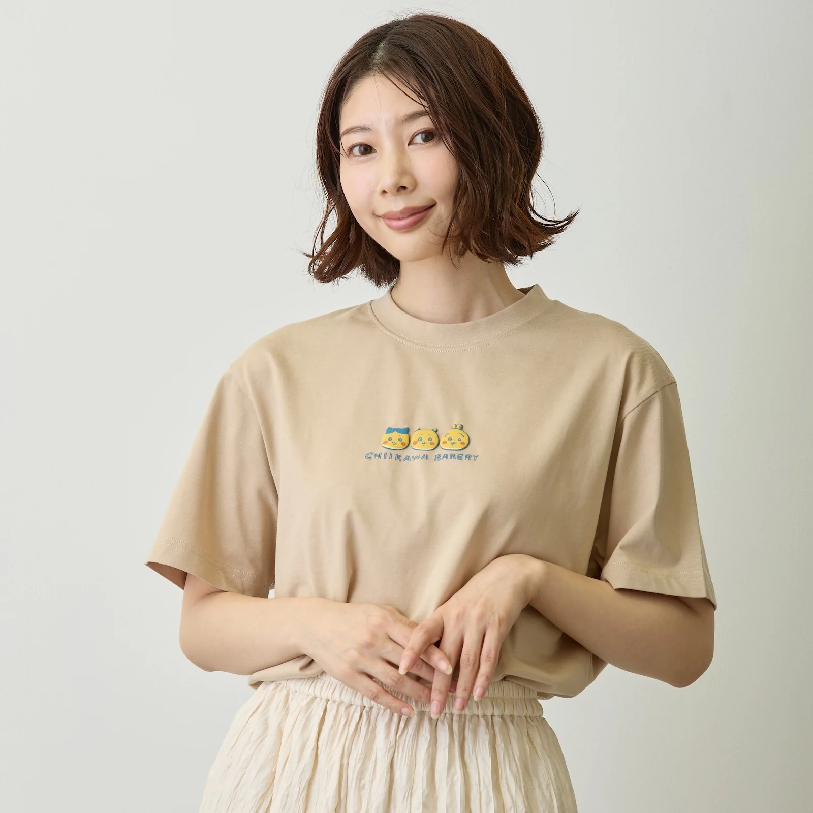 [Pre-order] "Chiikawa" Chiikawa Bakery T-shirt, Bread Trio, Sand Beige