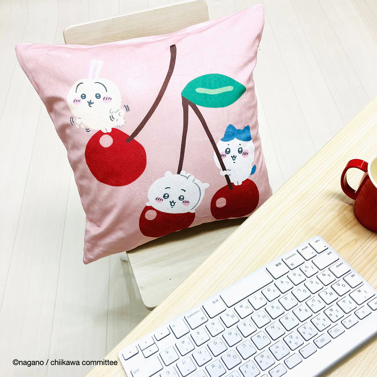 [Pre-order] "Chiikawa" Chiikawa cushion cover - everyone with cherries