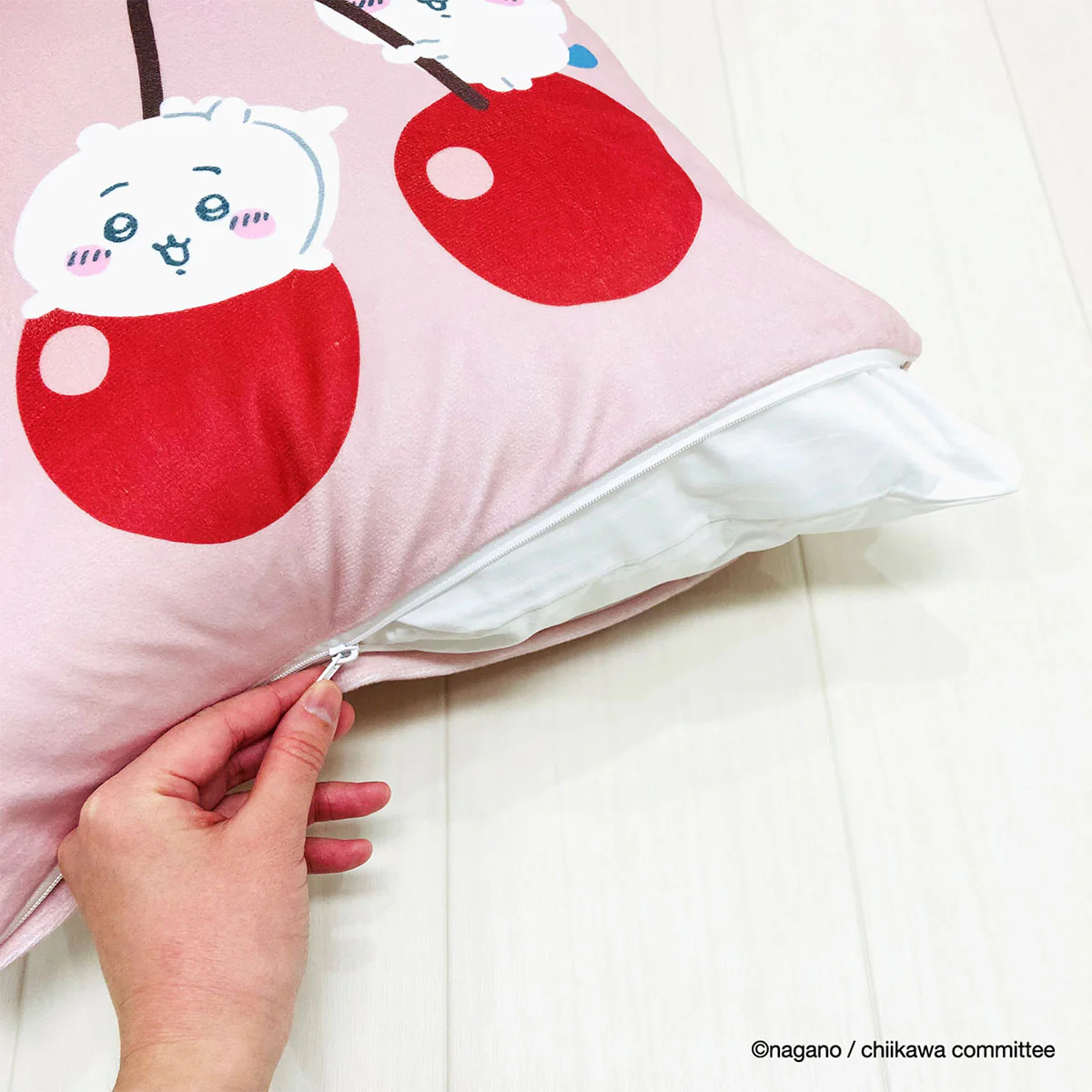 [Pre-order] "Chiikawa" Chiikawa cushion cover - everyone with cherries