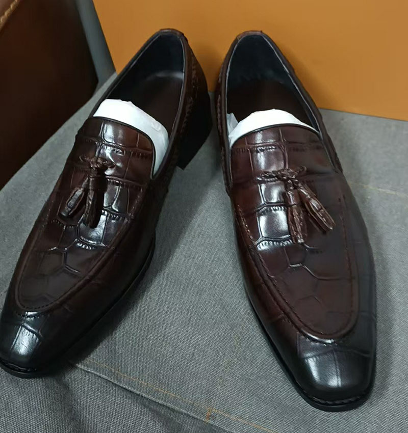 Fashionable tassel leather loafers