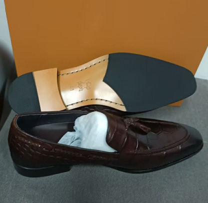 Fashionable tassel leather loafers