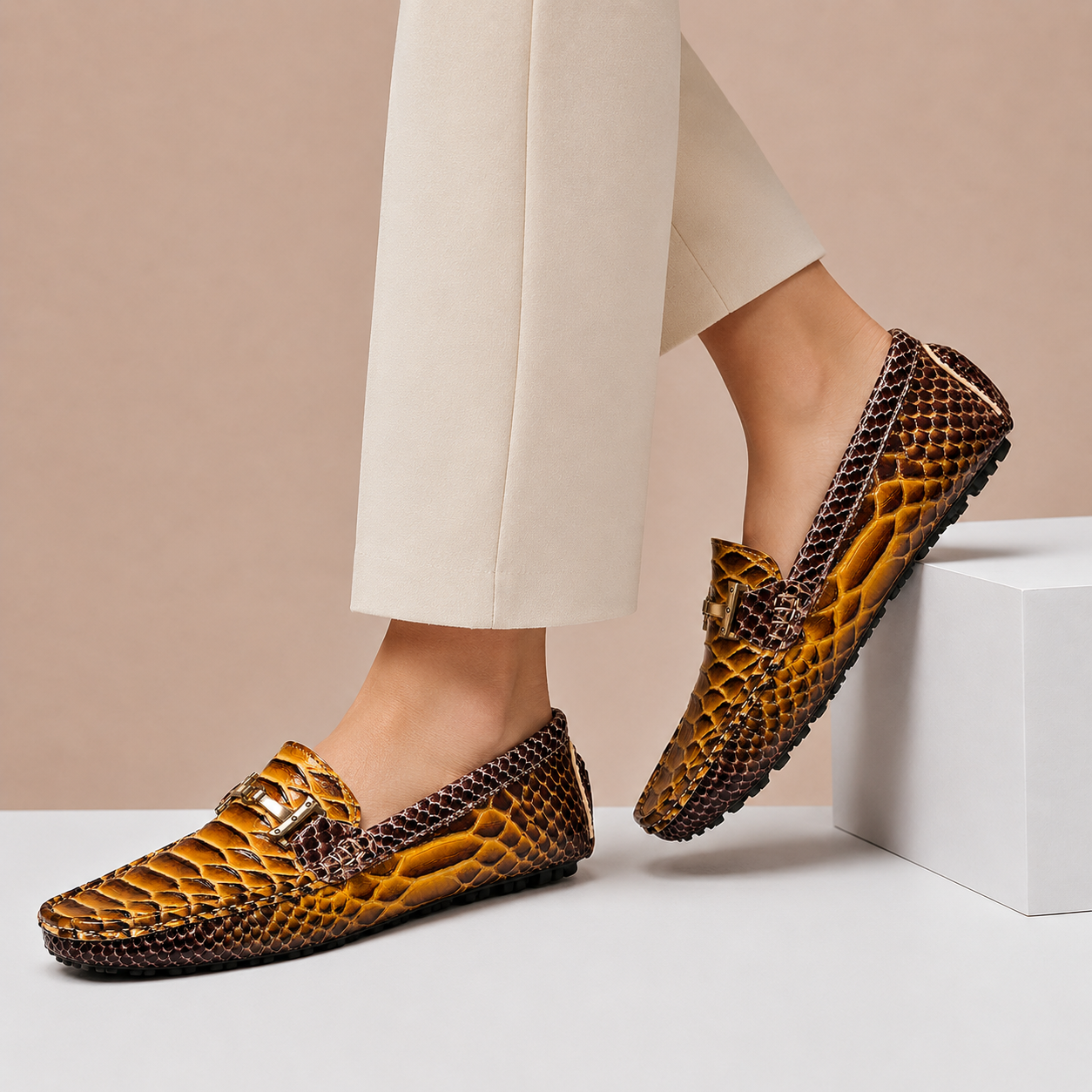 Gradient Snake Print Men Slip-on Driving Loafers with Metal Buckle