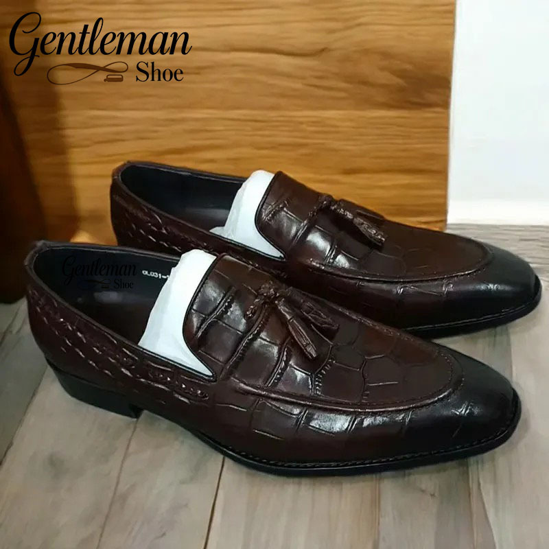 Fashionable tassel leather loafers