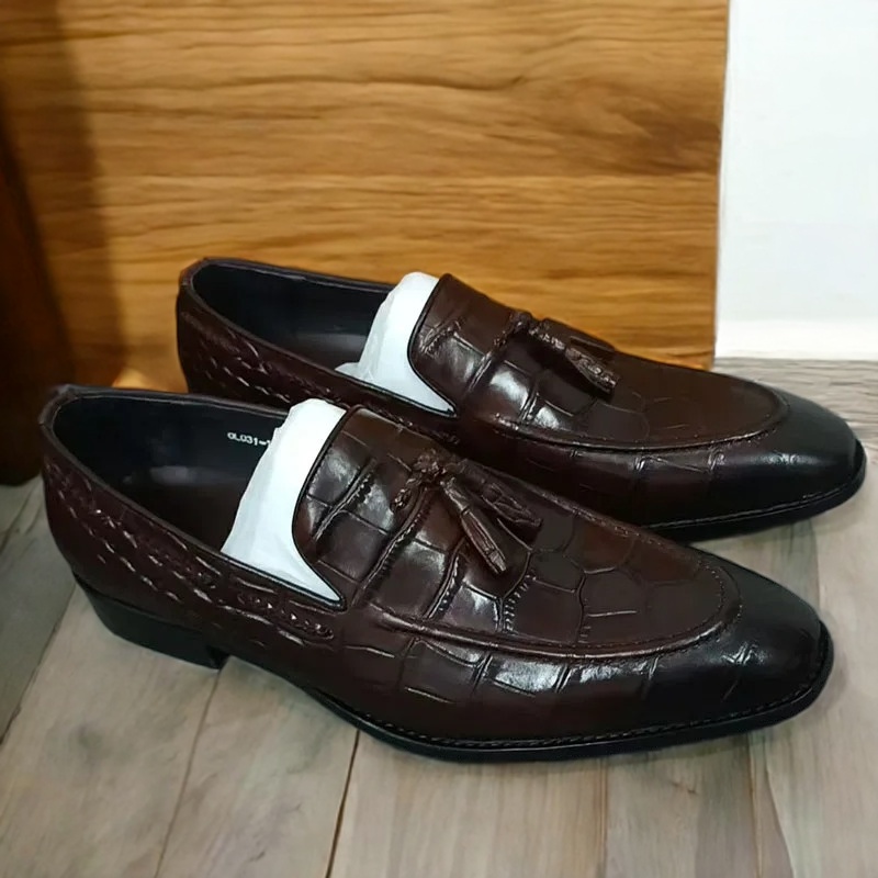 Fashionable tassel leather loafers