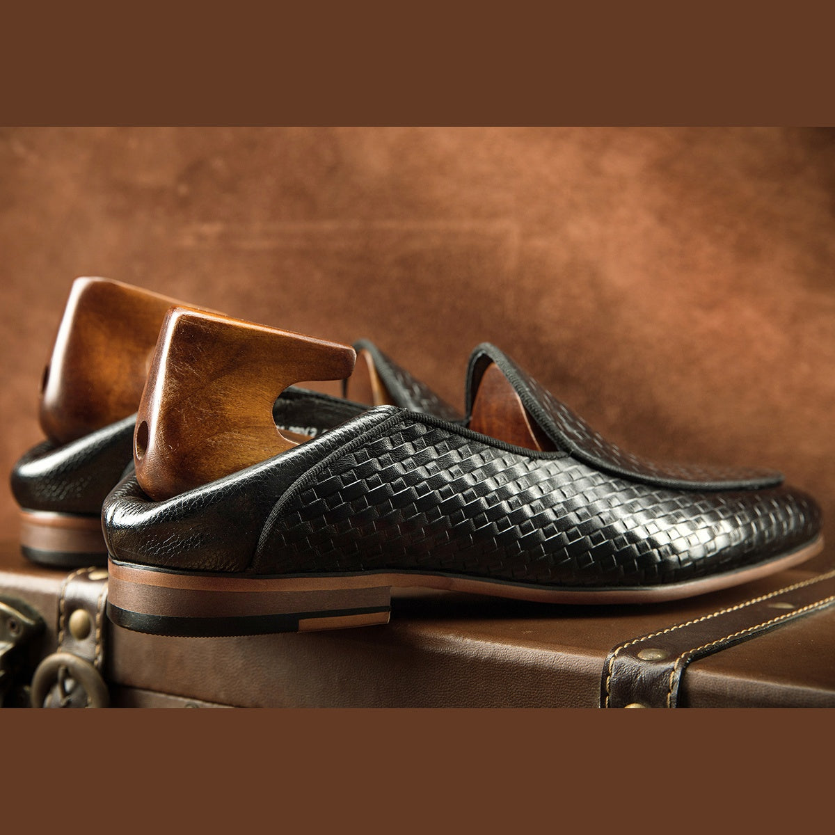 luxury black color slip-on  leather loafers shoes men