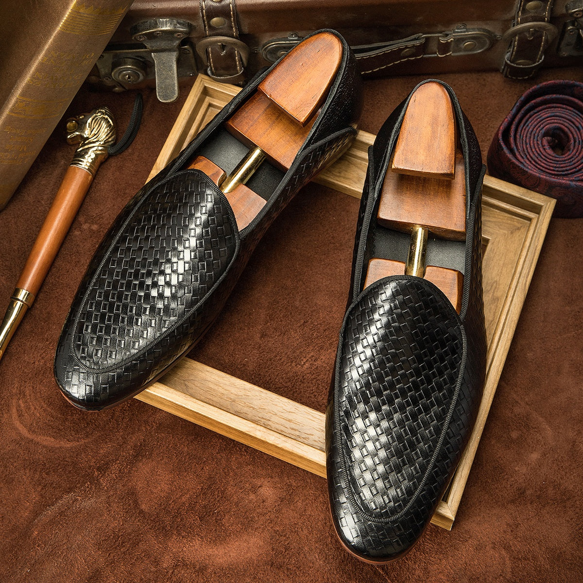 luxury black color slip-on  leather loafers shoes men