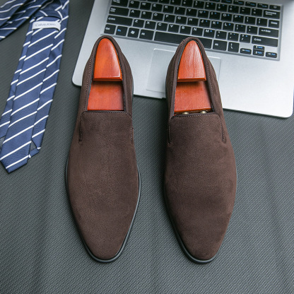 Amazon's best-selling men's casual loafers with pointed toe, frosted leather, red sole, British fashion slip-on shoes