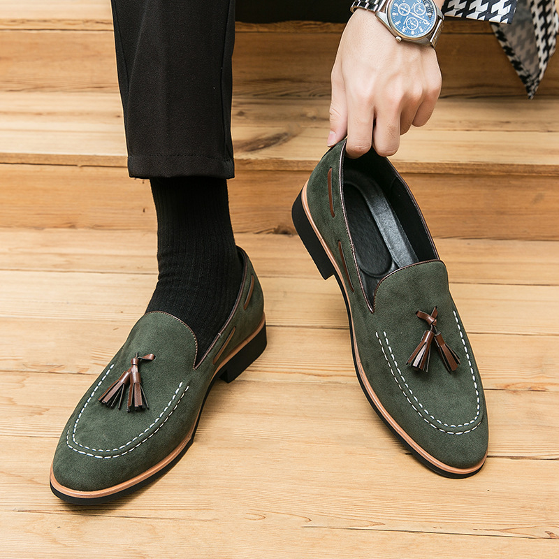 VintageVintage dark green loafers with delicate tassel decoration