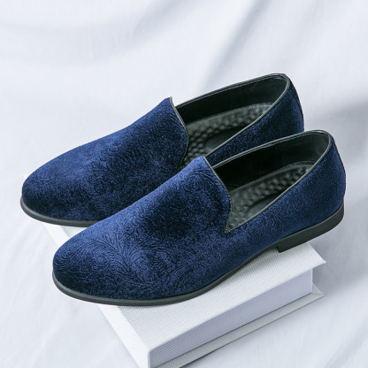 A pair of summer slip-on lazy shoes for men British pointed toe casual leather shoes suede trendy shoes