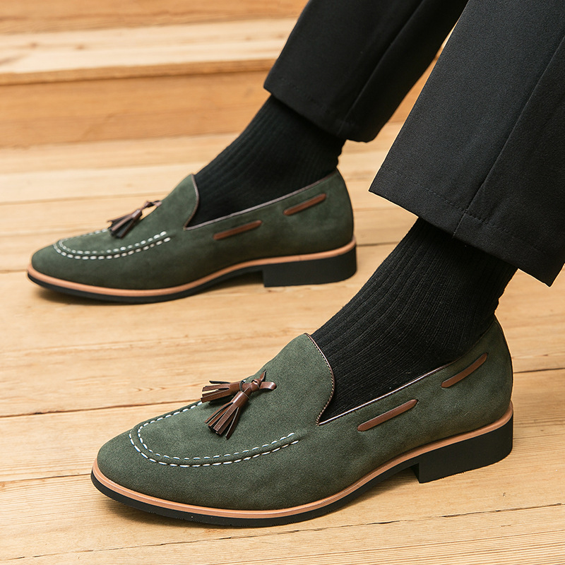 VintageVintage dark green loafers with delicate tassel decoration