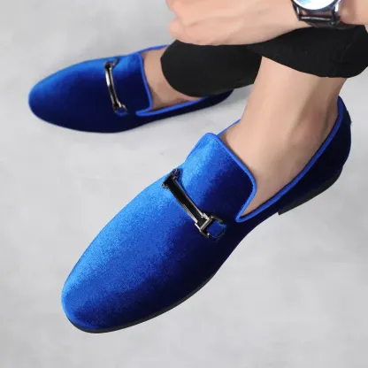 Fashionable pointed velvet shoes