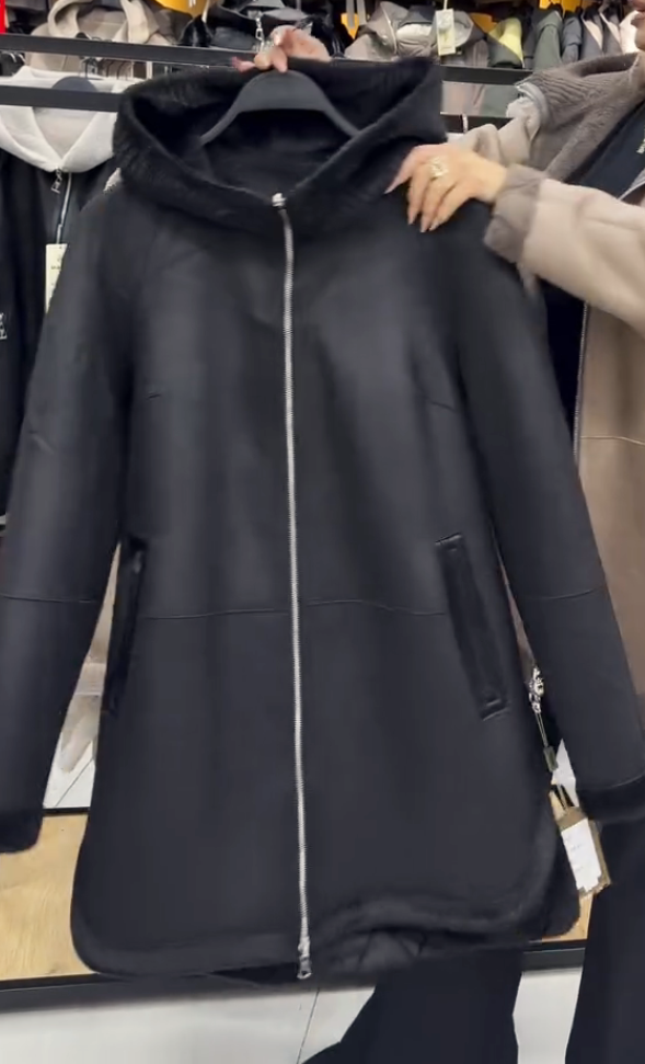 Dlouhý semišový kabát s kapucí a měkkým povrchem