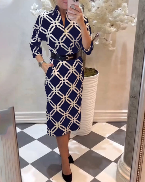 Elegantní aty s geometrickm potiskem a boním rozparkem