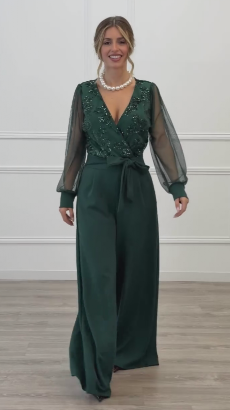 Overal s V-výstřihem, síťovanými rukávy a širokými nohavicemi