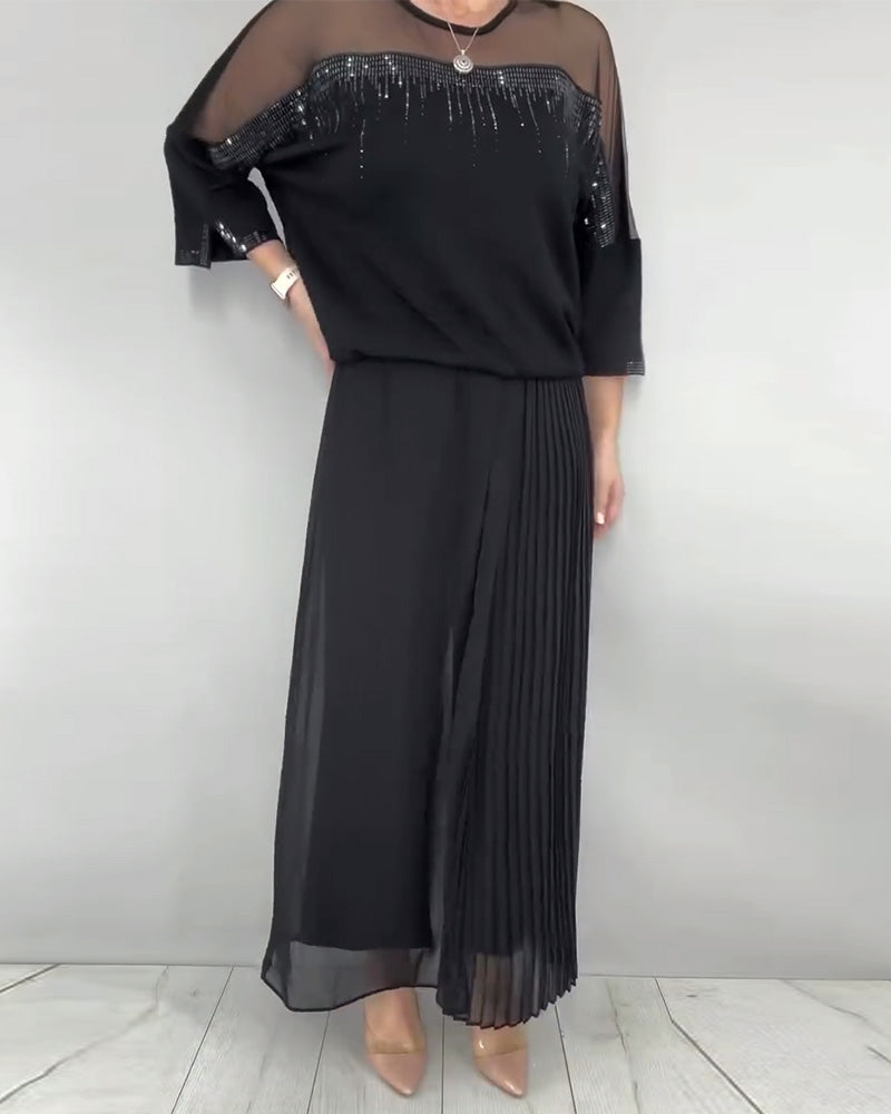 třásněný síťovaný top a plisované kalhoty s širokými nohavicemi