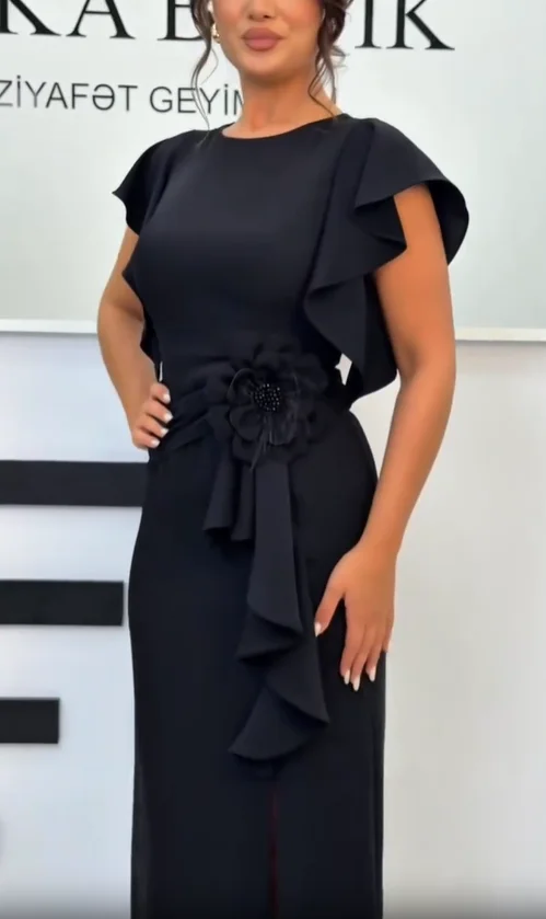 Šaty s volánky, prostorovými květinovými aplikacemi, vypasované, midi délka.