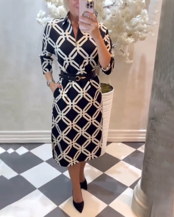 Elegantní aty s geometrickm potiskem a boním rozparkem