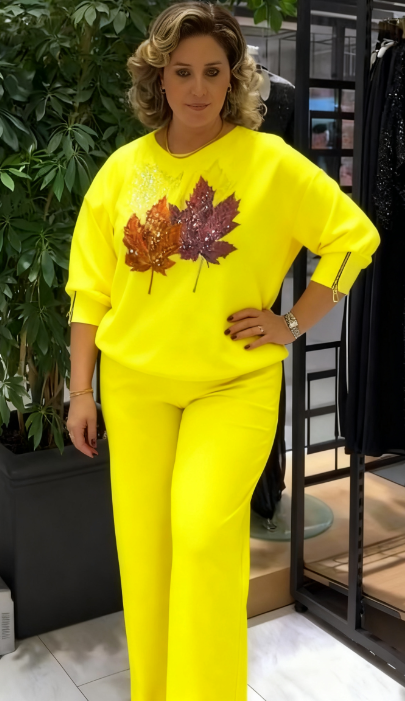 Sportovní souprava s potiskem a korálkovými detaily