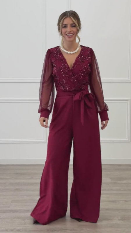 Overal s V-výstřihem, síťovanými rukávy a širokými nohavicemi