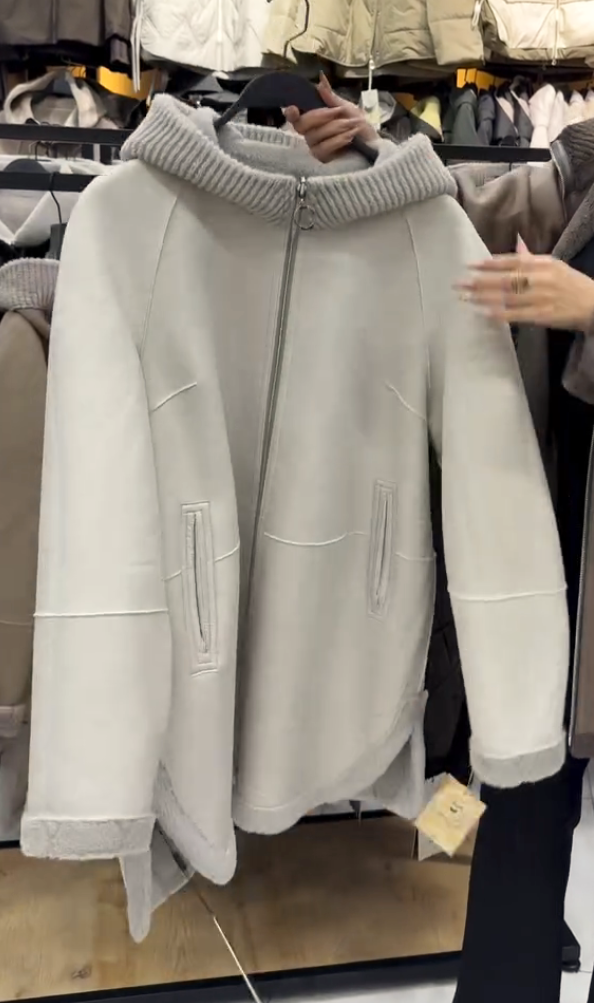 Dlouhý semišový kabát s kapucí a měkkým povrchem