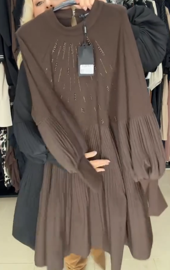 Elegantní šaty s pletenými rukávy lucerna