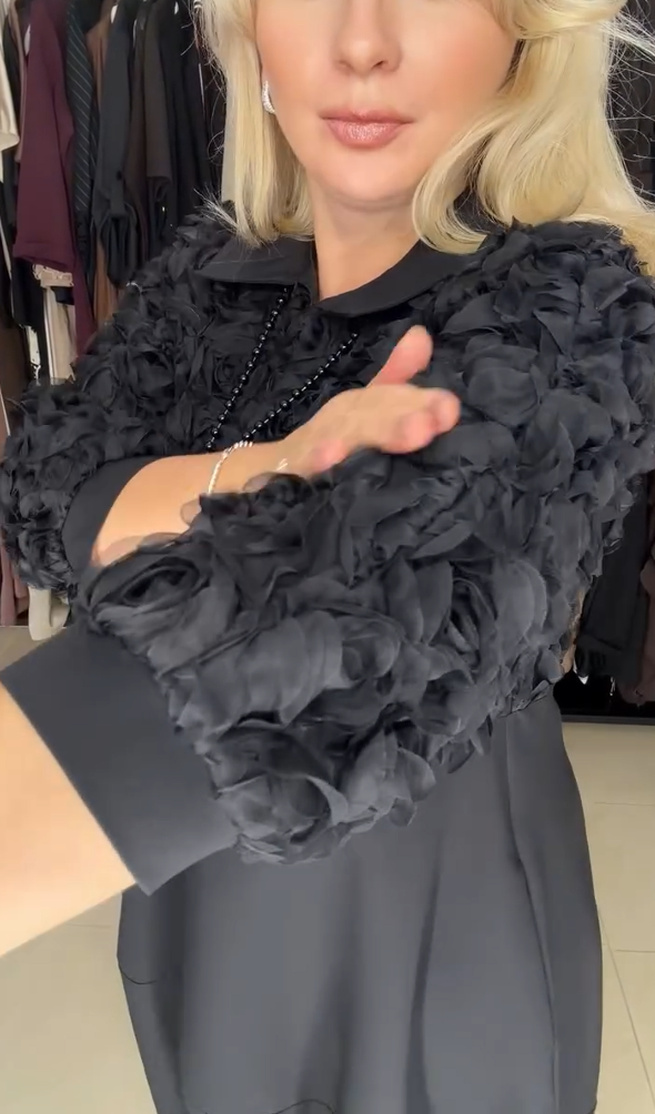 Volná šaty s vysokým pasem a 3D květinovým vzorem