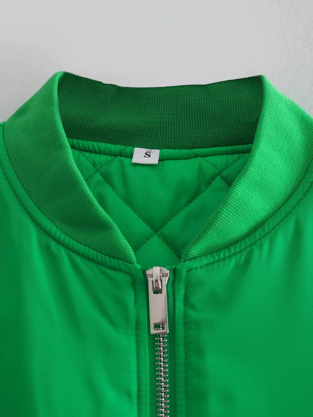 Volná a vestranná bavlněná bunda typu bomber