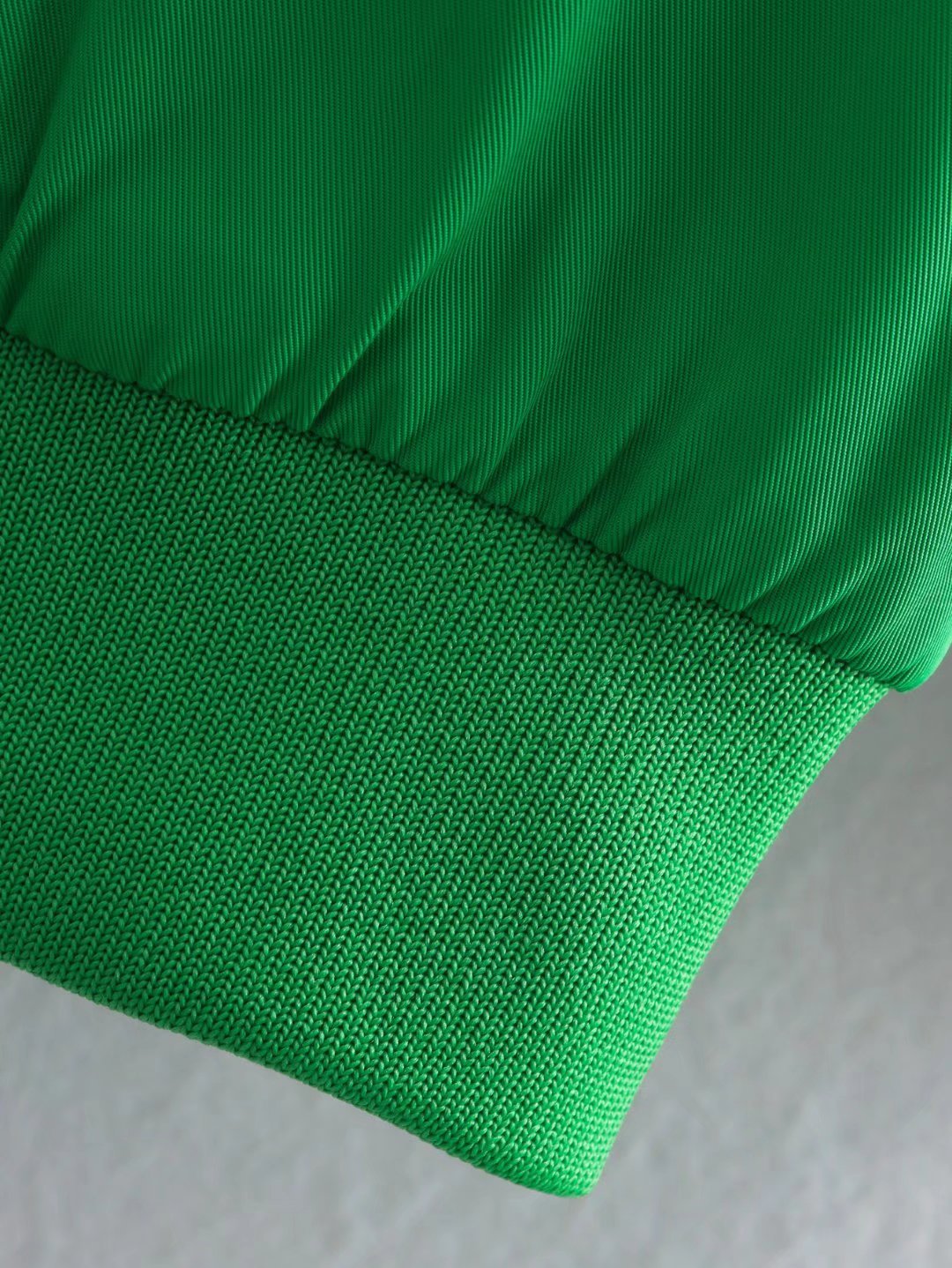 Volná a vestranná bavlněná bunda typu bomber