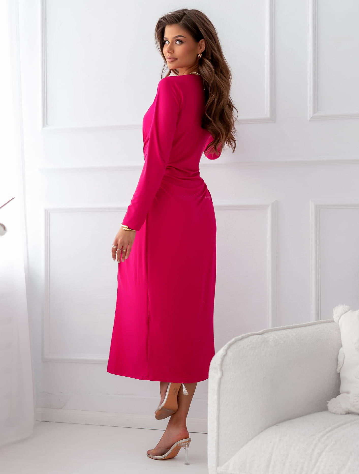 Elegantní dlouhé šaty se sklady a rozparkem