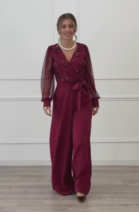 Overal s V-výstřihem, síťovanými rukávy a širokými nohavicemi