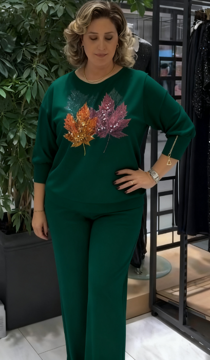 Sportovní souprava s potiskem a korálkovými detaily