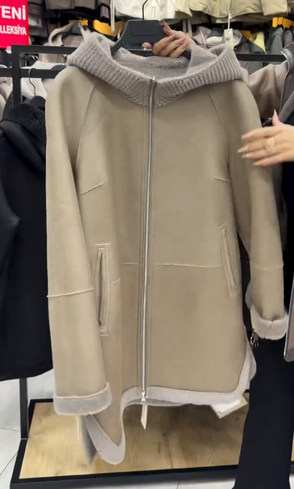 Dlouhý semišový kabát s kapucí a měkkým povrchem