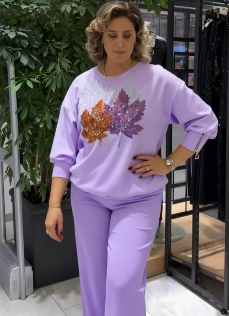 Sportovní souprava s potiskem a korálkovými detaily