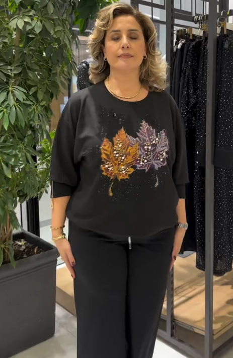 Sportovní souprava s potiskem a korálkovými detaily