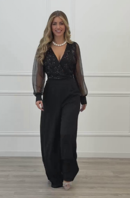 Overal s V-výstřihem, síťovanými rukávy a širokými nohavicemi