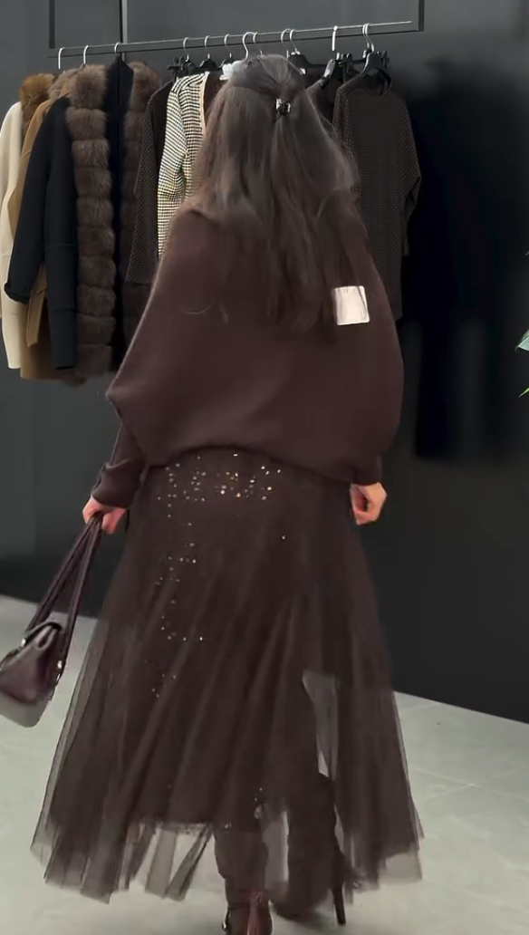 Sada: casual svetr + třpytivá šifonová sukně