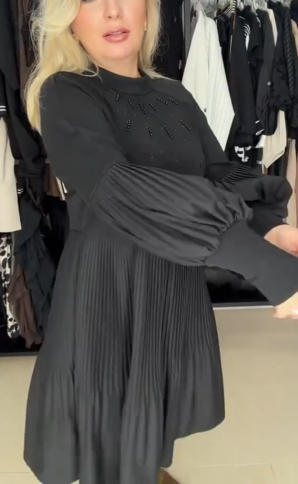 Elegantní šaty s pletenými rukávy lucerna