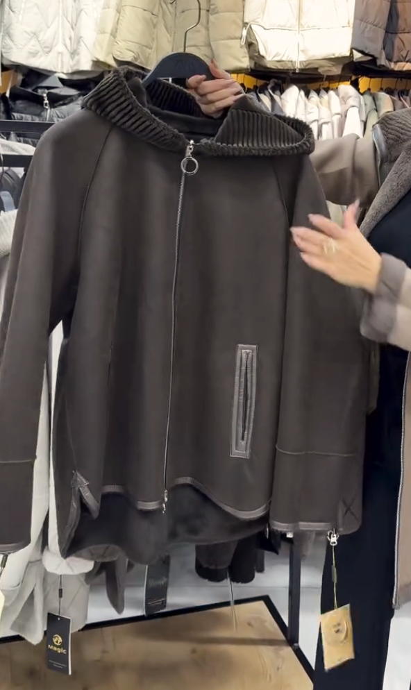 Dlouhý semišový kabát s kapucí a měkkým povrchem