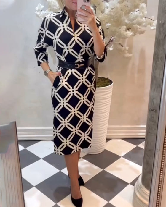 Elegantní aty s geometrickm potiskem a boním rozparkem