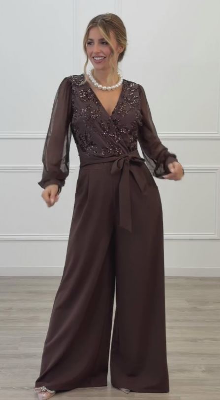 Overal s V-výstřihem, síťovanými rukávy a širokými nohavicemi