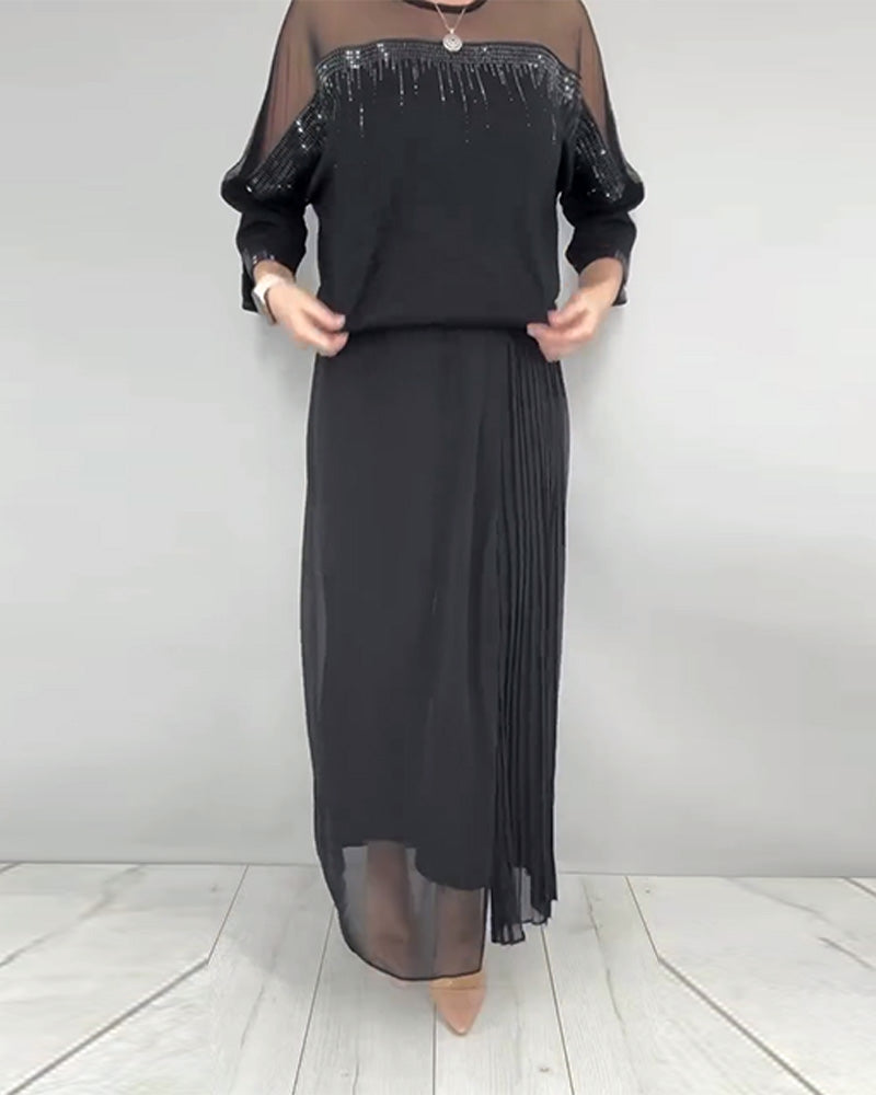 třásněný síťovaný top a plisované kalhoty s širokými nohavicemi