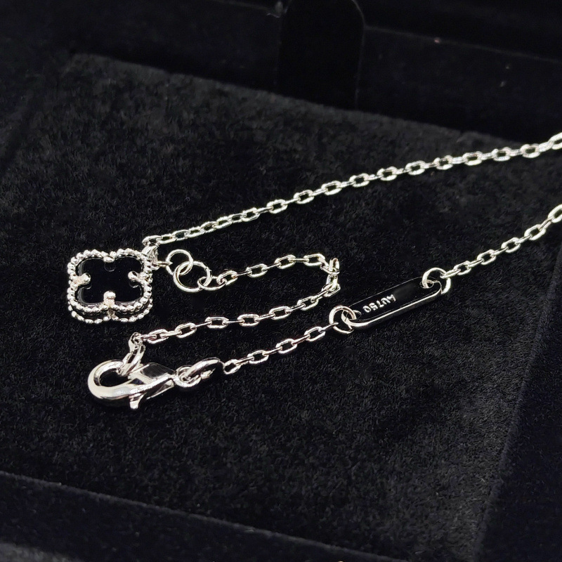 Four-leaf clover single flower with diamond red chalcedony necklace for women, white mother-of-pearl style, light luxury