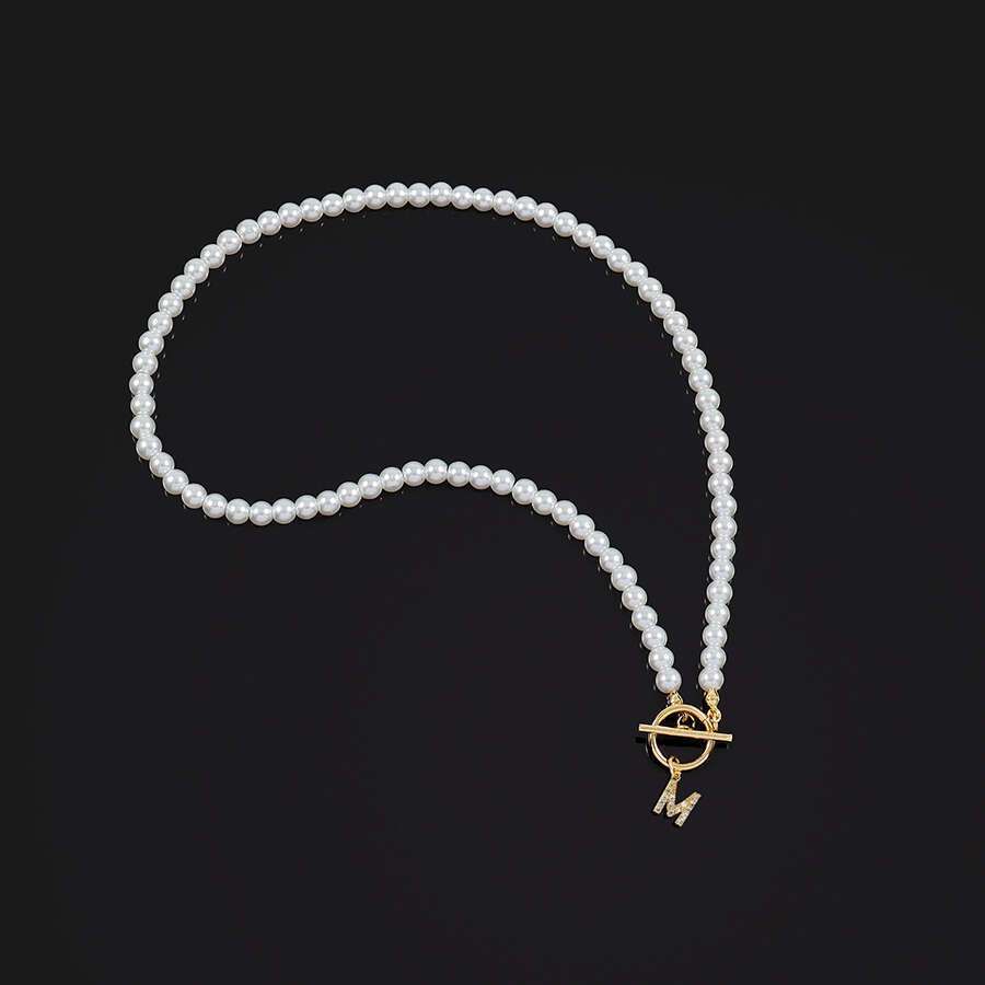 🎁 50% reducere la toate produsele!🌟Colier cu pandantiv cu literă engleză inițială cu zircon colier cu cataramă clasică de perle placat cu aur de 18k💫