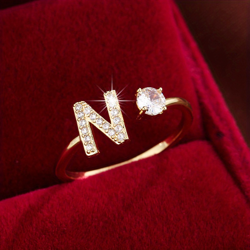 Inel înconjurat cu litere elegant, cu zirconi strălucitori