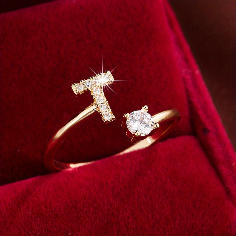 Inel înconjurat cu litere elegant, cu zirconi strălucitori