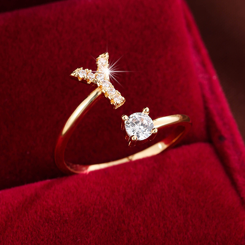 Inel înconjurat cu litere elegant, cu zirconi strălucitori